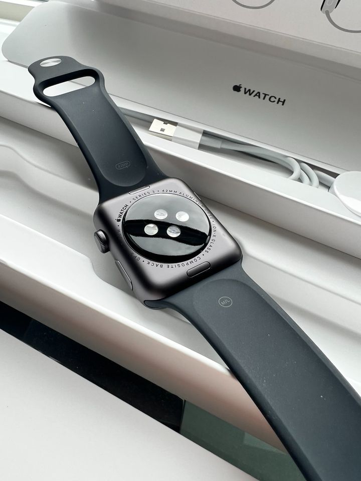 Apple Watch Series 3 (GPS) 3rd Gen - 42mm Space Grey Aluminum Case + WARRANTY - thelaptopshop.ca