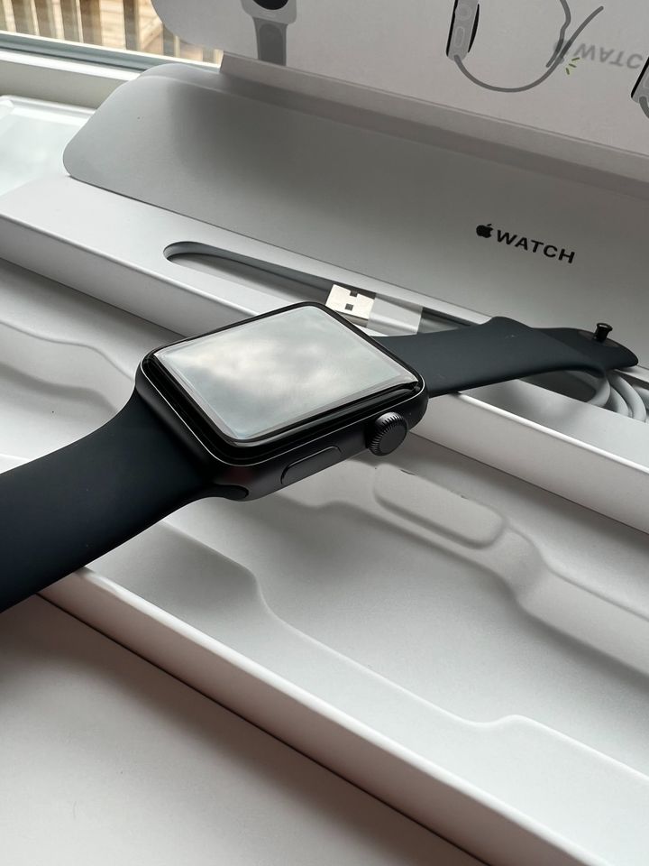 Apple Watch Series 3 (GPS) 3rd Gen - 42mm Space Grey Aluminum Case + WARRANTY - thelaptopshop.ca