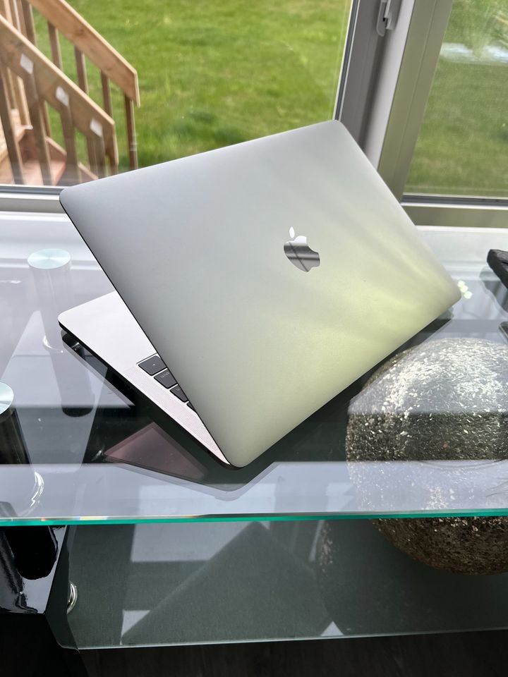 Apple Macbook Pro 2017- macOS Monterey- 13.3"- Core i5 - IRIS 640- 8GB Ram - thelaptopshop.ca