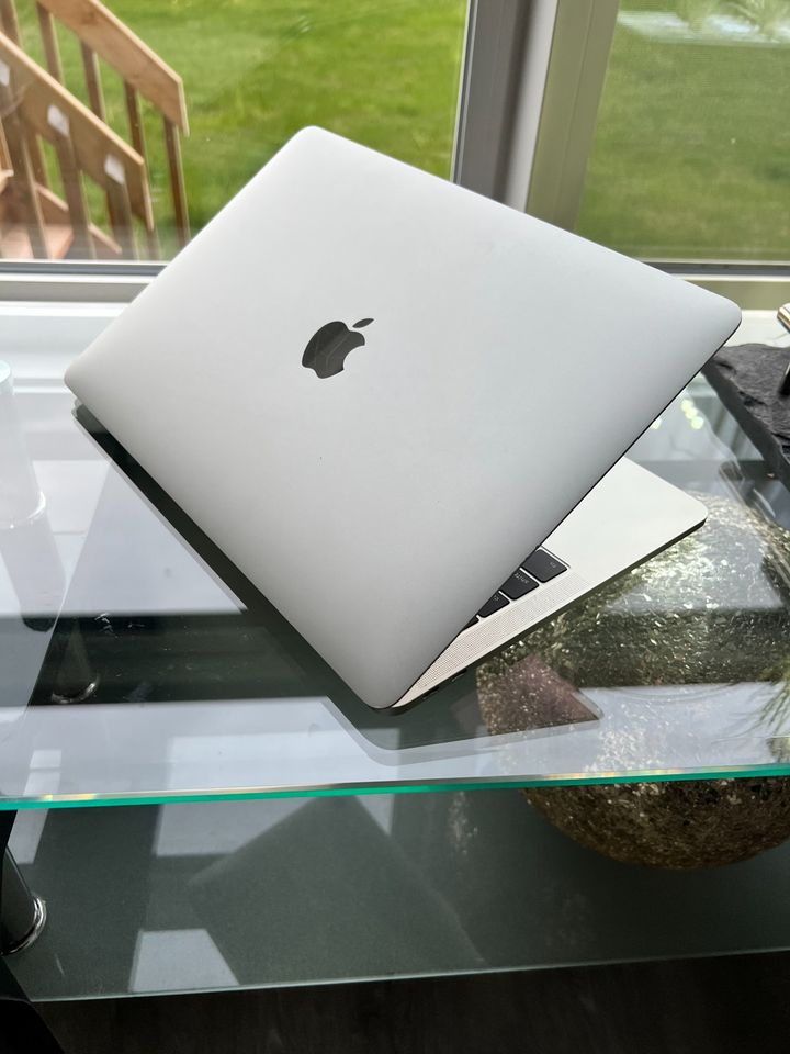 Apple Macbook Pro 2017- macOS Monterey- 13.3"- Core i5 - IRIS 640- 8GB Ram - thelaptopshop.ca