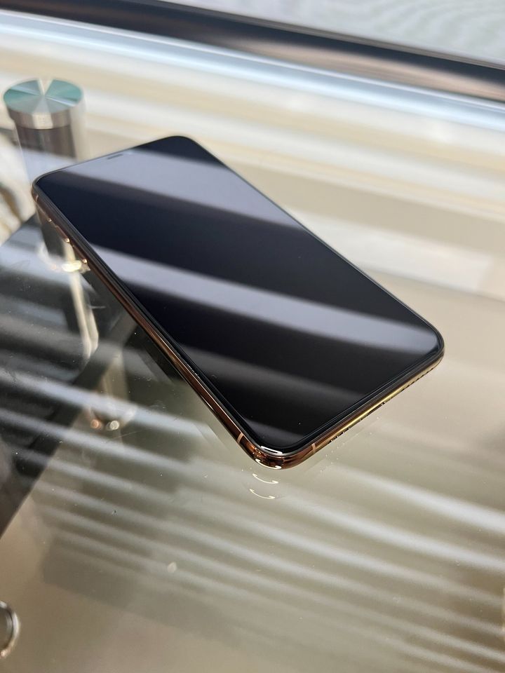 iPhone 11 Pro Max- Unlocked - Gold- 64 GB - - thelaptopshop.ca