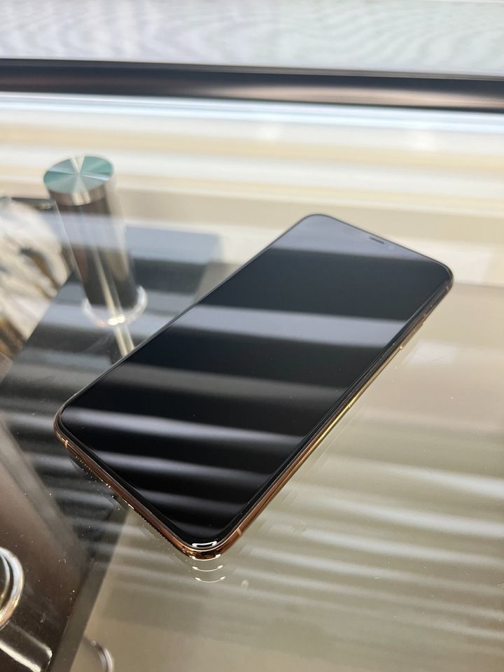 iPhone 11 Pro Max- Unlocked - Gold- 64 GB - - thelaptopshop.ca