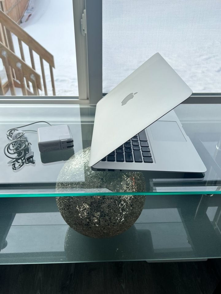 2015 Apple Macbook Air - 13.3"/Core i5/8GB Ram/macOS Monterey - thelaptopshop.ca