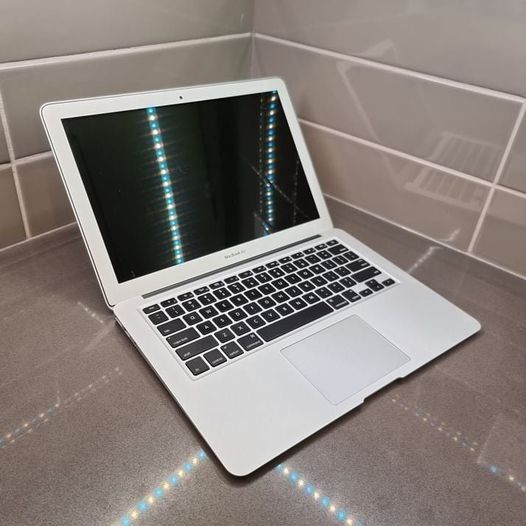 2015 Apple Macbook Air - 13.3"- Core i5 - 8GB RAM -Upgradable Free Monterey - thelaptopshop.ca