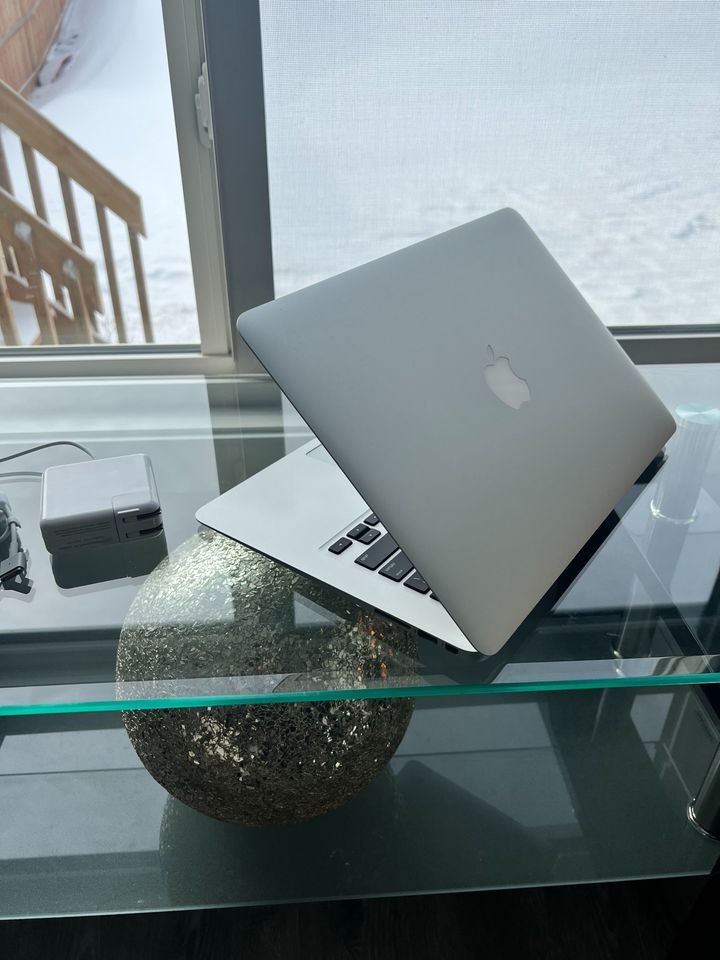 2015 Apple Macbook Air - 13.3"/Core i5/8GB Ram/macOS Monterey - thelaptopshop.ca