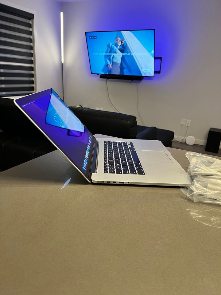 2015 Apple Macbook Pro Retina - 15.4"- Core i7 QUAD/16GB RAM/226 Cycles - thelaptopshop.ca