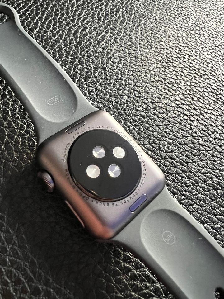 Apple Watch Series 3 (GPS) 3rd Gen - 38mm Space Grey Aluminum Case + WARRANTY - thelaptopshop.ca