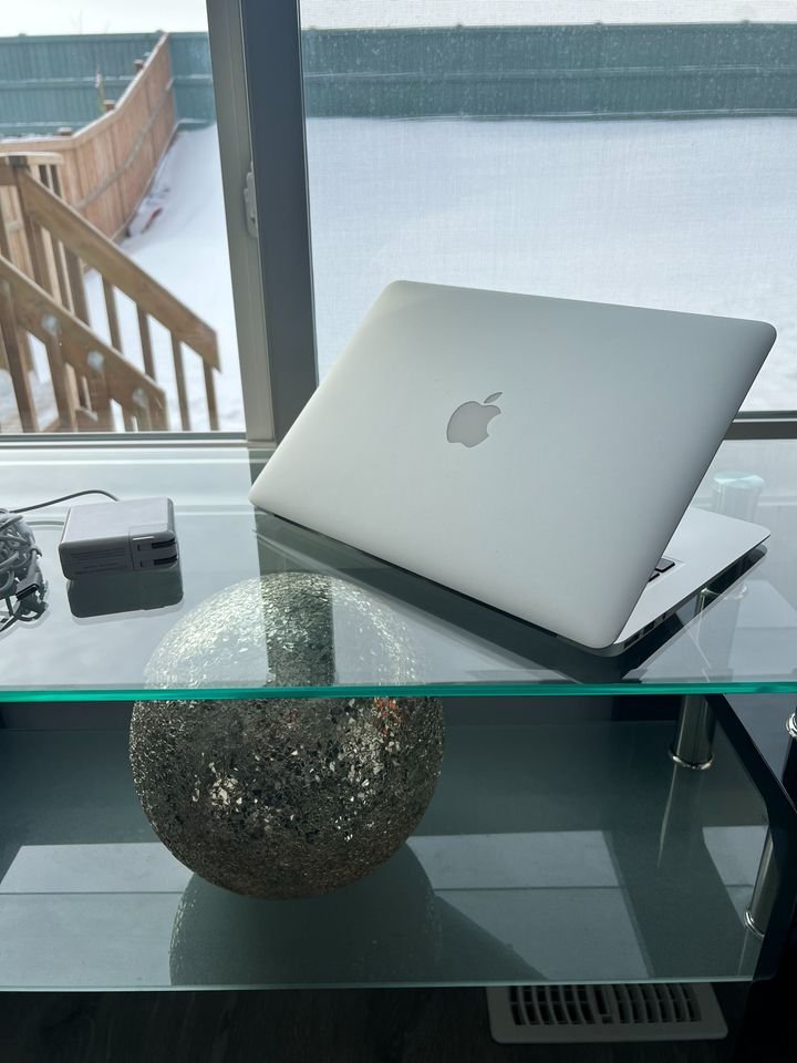 2015 Apple Macbook Air - 13.3"/Core i5/8GB Ram/macOS Monterey - thelaptopshop.ca