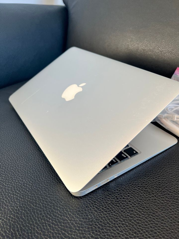 2013 Apple Macbook Air 11" - Intel Core i5 - 153 Battery Cycles - thelaptopshop.ca