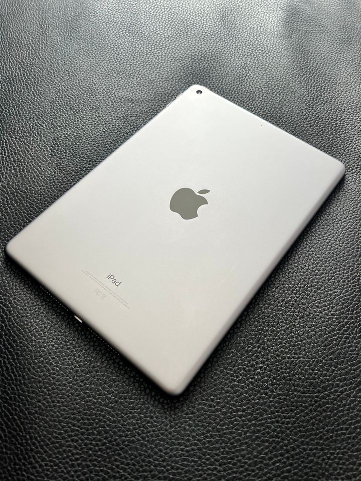 iPad 9.7" 6th Gen - 32 GB - 10/10 Condition. - thelaptopshop.ca