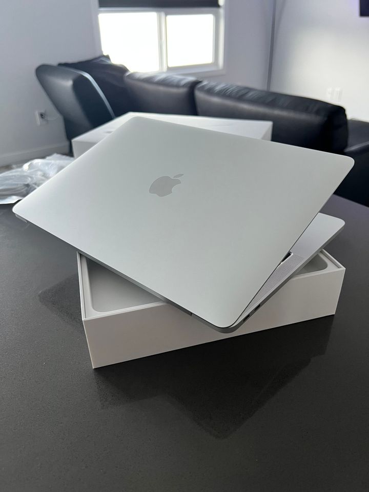 2017 Apple Macbook Pro /13.3"/Core i5/ONLY 2 Cycles *NEW* Free Ventura - thelaptopshop.ca