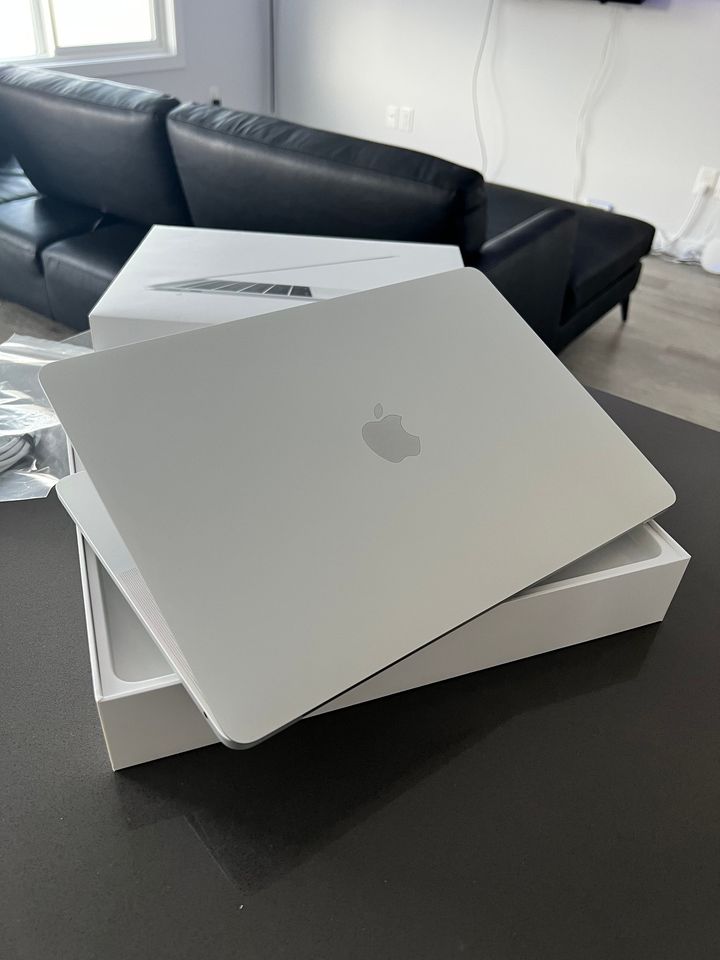 2017 Apple Macbook Pro /13.3"/Core i5/ONLY 2 Cycles *NEW* Free Ventura - thelaptopshop.ca