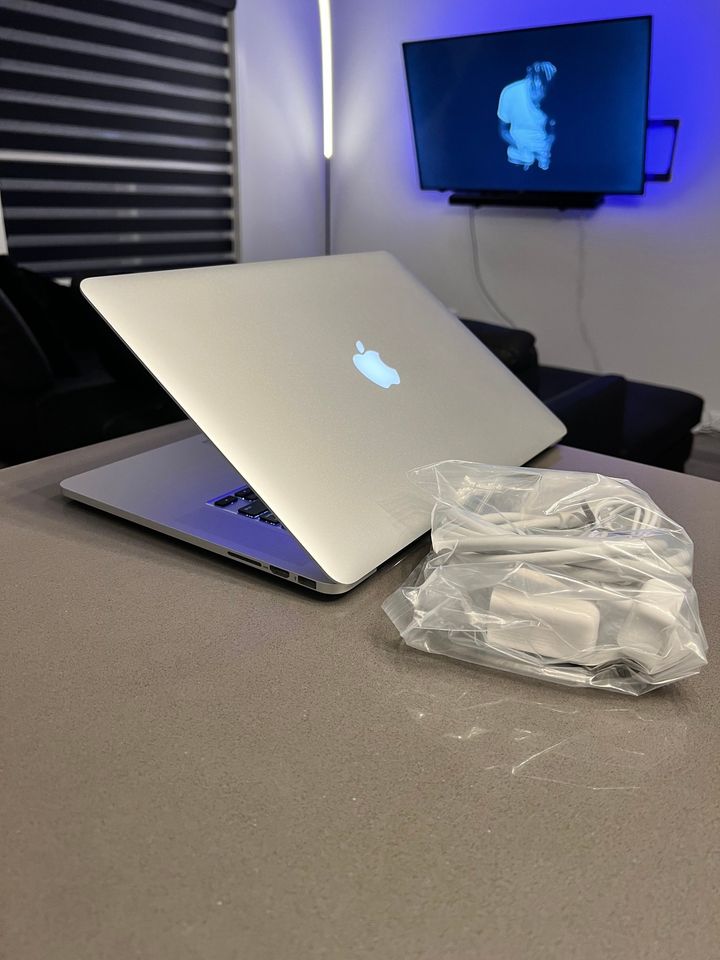 2015 Apple Macbook Pro Retina - 15.4"- Core i7 QUAD/16GB RAM/226 Cycles - thelaptopshop.ca