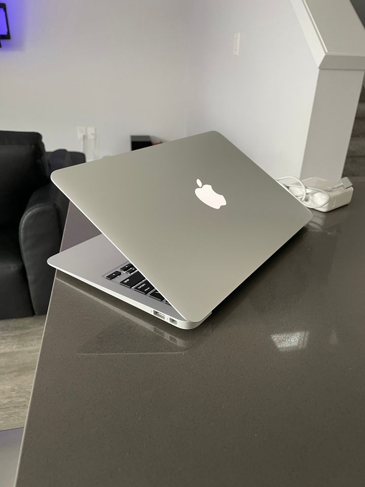 2015 Apple Macbook Air 11" - Intel Core i5 - $299 - thelaptopshop.ca