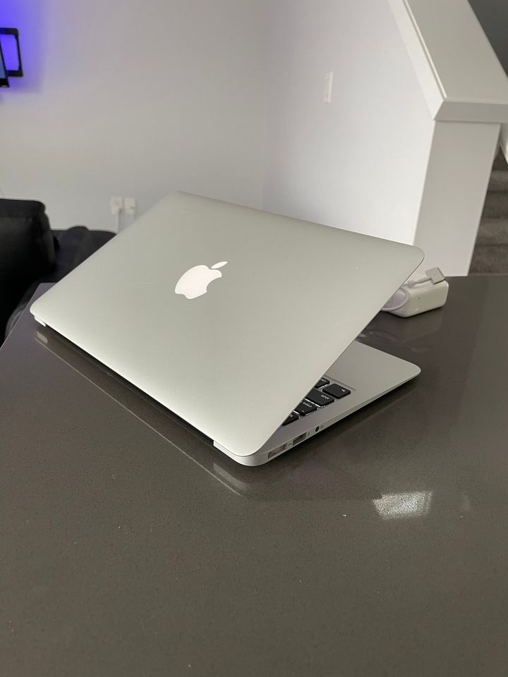 2015 Apple Macbook Air 11" - Intel Core i5 - $299 - thelaptopshop.ca