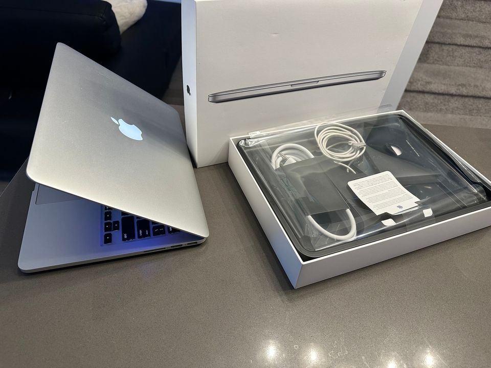 2015 Apple Macbook Pro Retina/Core i5/8GB/BOX