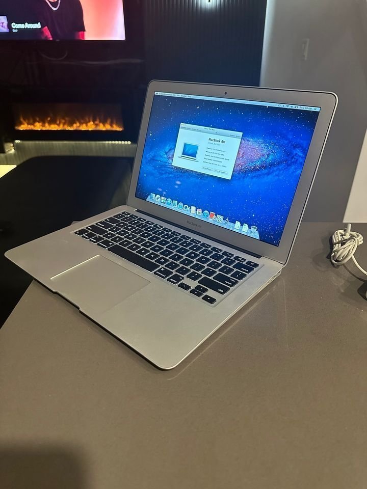 Apple Macbook Air - Core i7 - 256 GB SSD- $180