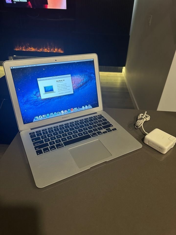 Apple Macbook Air - Core i7 - 256 GB SSD- $180