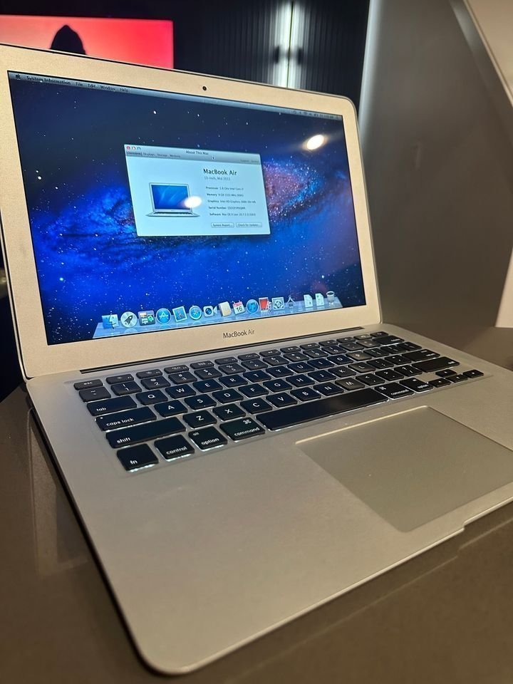 Apple Macbook Air - Core i7 - 256 GB SSD- $180