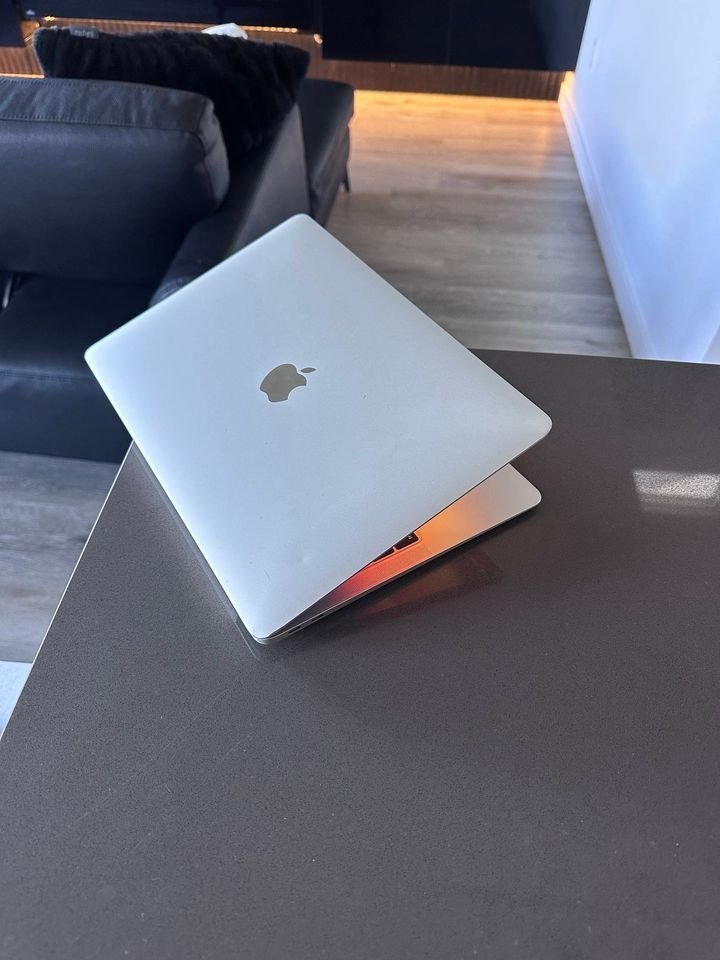 Late 2018 Apple Macbook Air /13.3"/Core i5/macOS Ventura