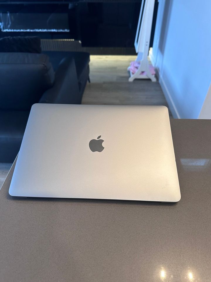 2017 Apple Macbook Pro Core i5/8 GB RAM/macOS Ventura/Only 30 Cycles!