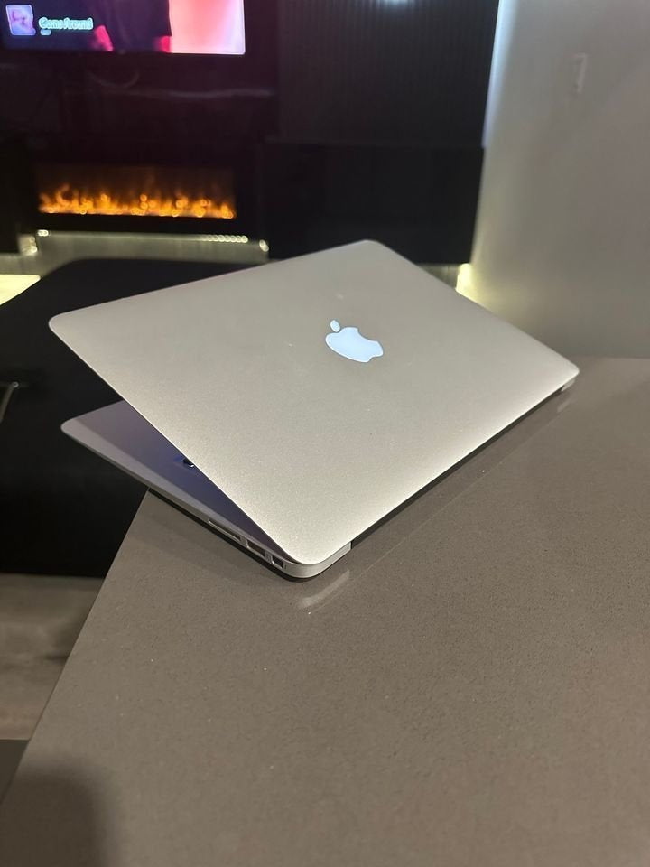 Apple Macbook Air - Core i7 - 256 GB SSD- $180