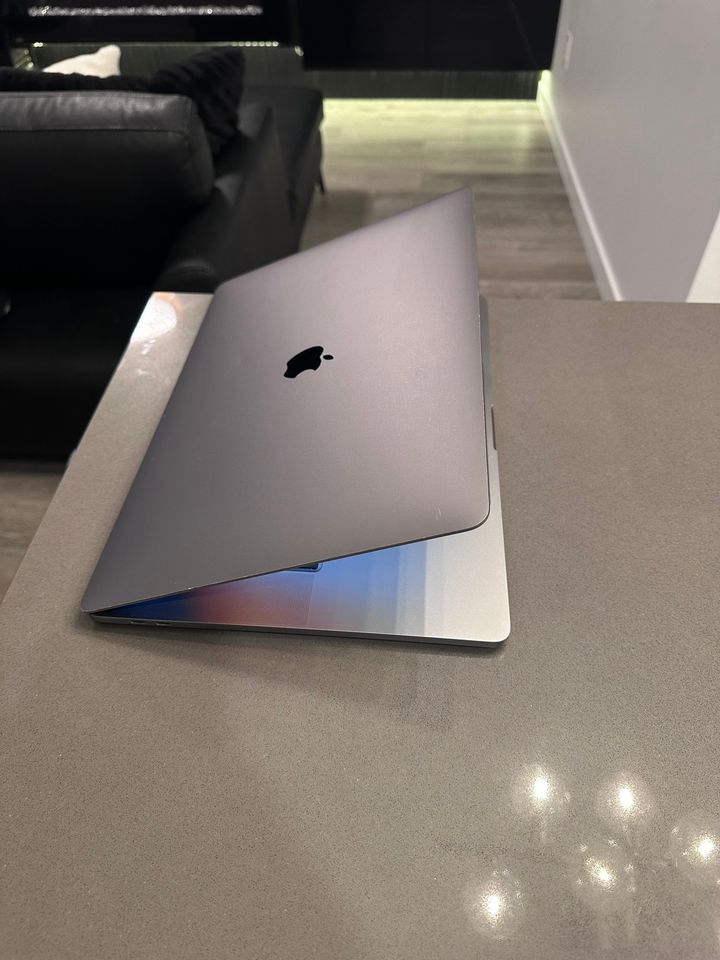 2019 Apple Macbook Pro 15.4"- Intel i9 8 Core Touchbar/16GB/1TB/Radeon Pro 5500M