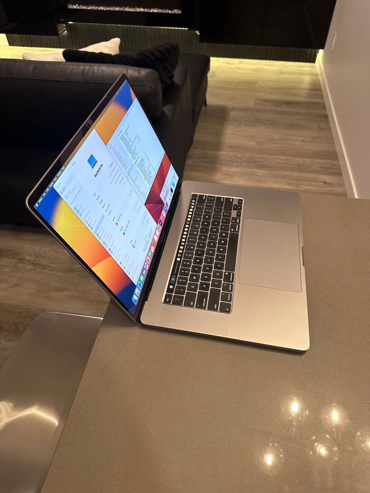 2019 Apple Macbook Pro 15.4"- Intel i9 8 Core Touchbar/16GB/1TB/Radeon Pro 5500M