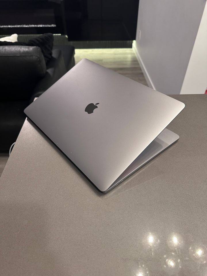 2019 Apple Macbook Pro 15.4"- Intel i9 8 Core Touchbar/16GB/1TB/Radeon Pro 5500M