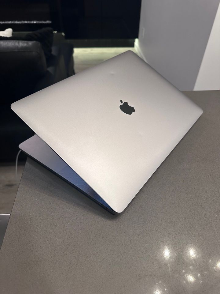 2019 Apple Macbook Pro 15.4"- Intel i9 8 Core Touchbar/16GB/1TB/Radeon Pro 5500M