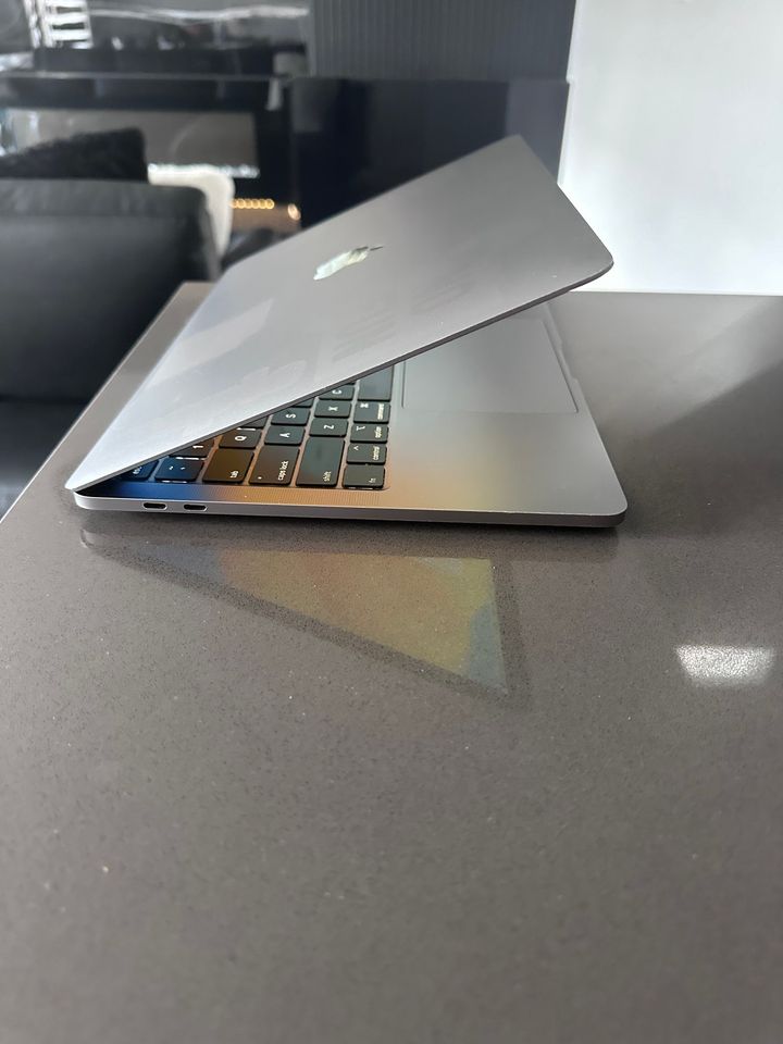 2020 Apple Macbook Pro Core i5 QUAD CORE/Touchbar