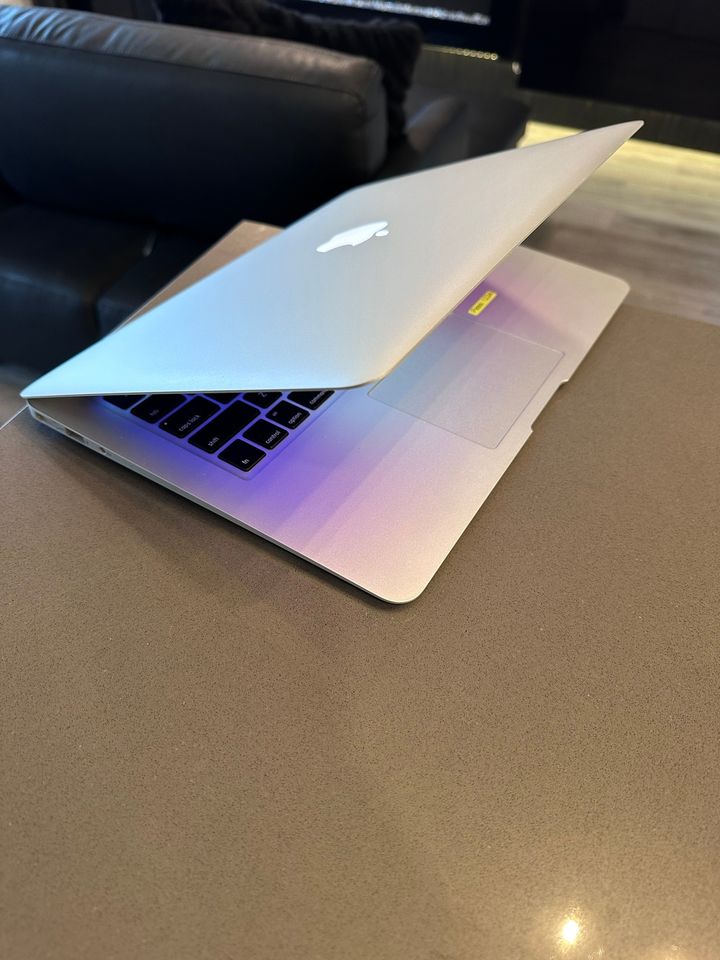 2015 Apple Macbook Air Core i7/8GB RAM/256GB SSD