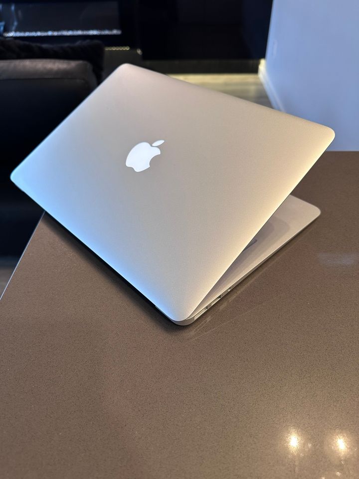 2015 Apple Macbook Air Core i7/8GB RAM/256GB SSD