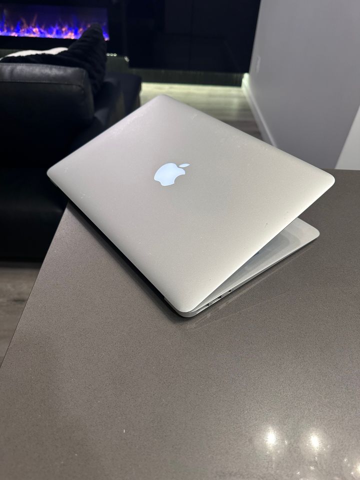 2015 Apple Macbook Air 13" /Intel Core i5/256 SSD