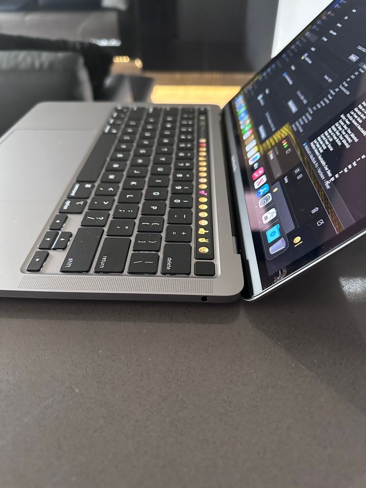 2022 Apple Macbook Pro- M2- Touchbar / Only 9 Cycles