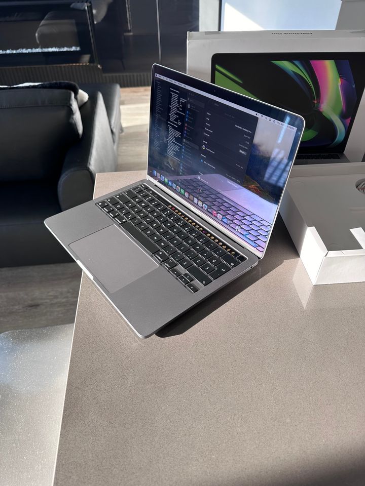 2022 Apple Macbook Pro- M2- Touchbar / 100% Battery