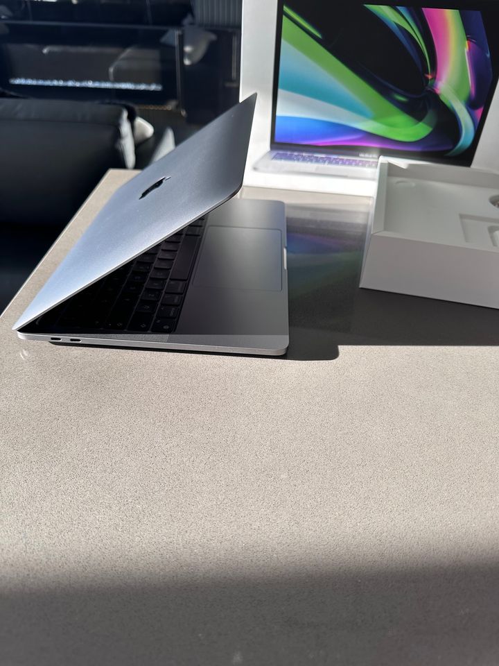 2022 Apple Macbook Pro- M2- Touchbar / 100% Battery