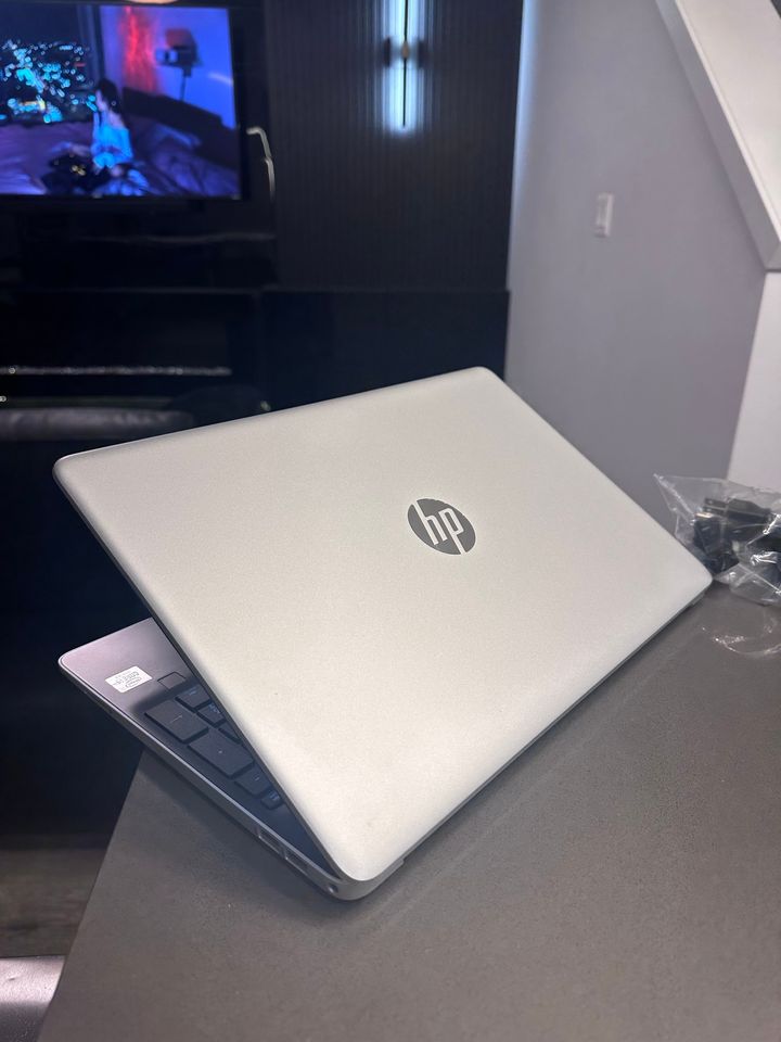 HP Laptop Touchscreen 15.6" Core i5 QUAD 10th Gen- 8GB - 1 TB