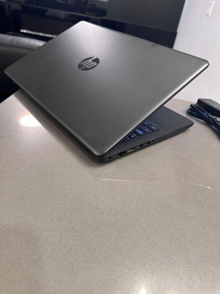 HP 15.6" Laptop / Ryzen 3 Dual Core / 8GB RAM / 1 TB / Radeon VEGA 3