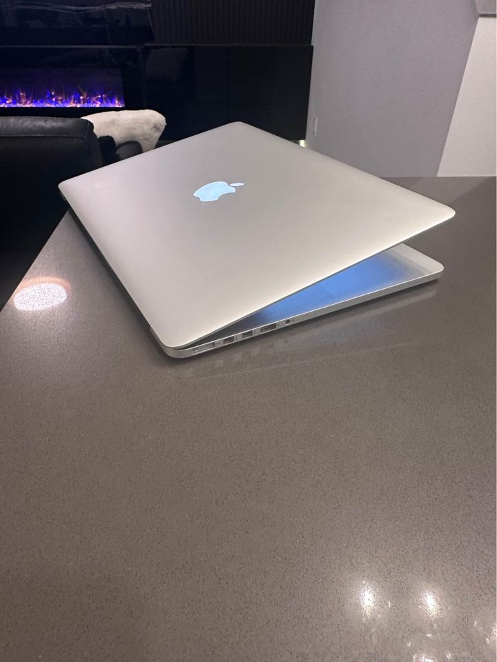 Mid 2015 Apple Macbook Pro 15.4" Retina/QUAD Core i7- 512 GB-16 GB-