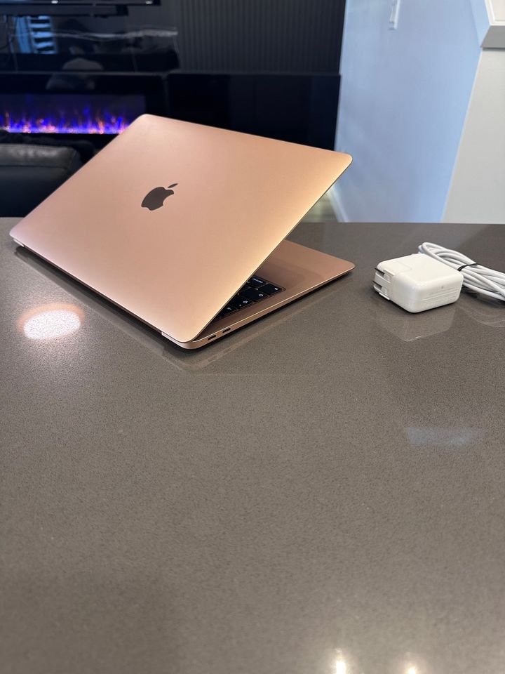 2020 Apple Macbook Air / 10th Gen QUAD Core i5 &nbsp;/ 512GB/ GOLD&nbsp;