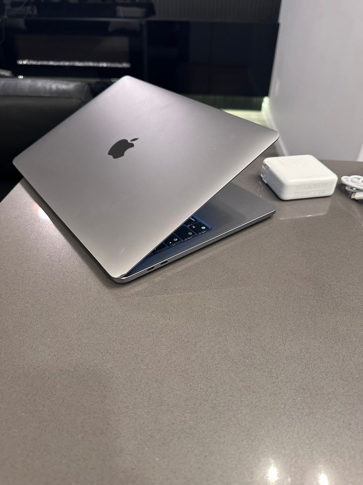 2022 Apple Macbook Pro- M2- Touchbar / 100% Battery