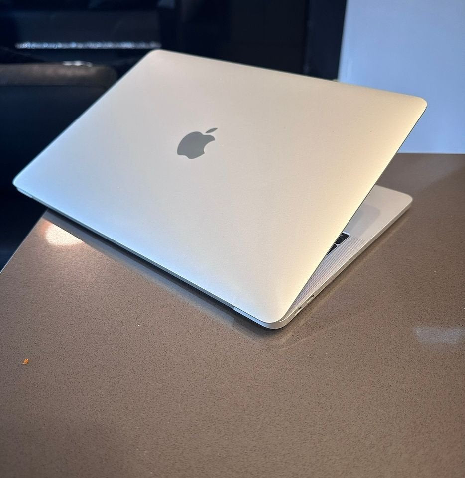 2017 Apple Macbook Pro Core i7/16 GB RAM/512GB