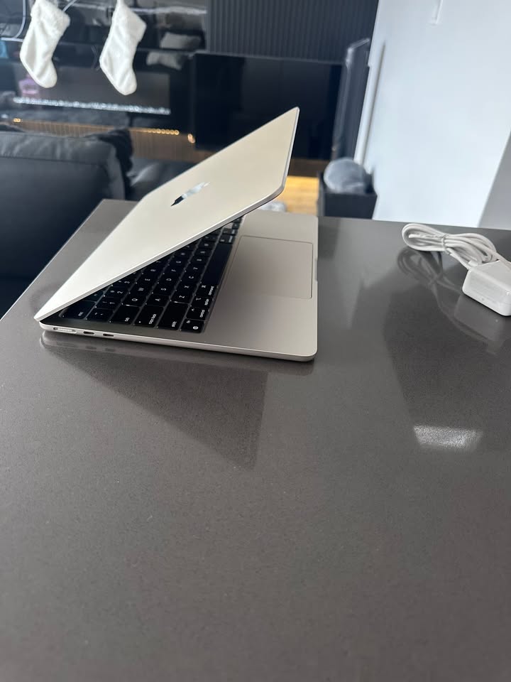 2022 Apple Macbook Air 13.6" Starlight/ M2/100% Batt/macOS Sequoia