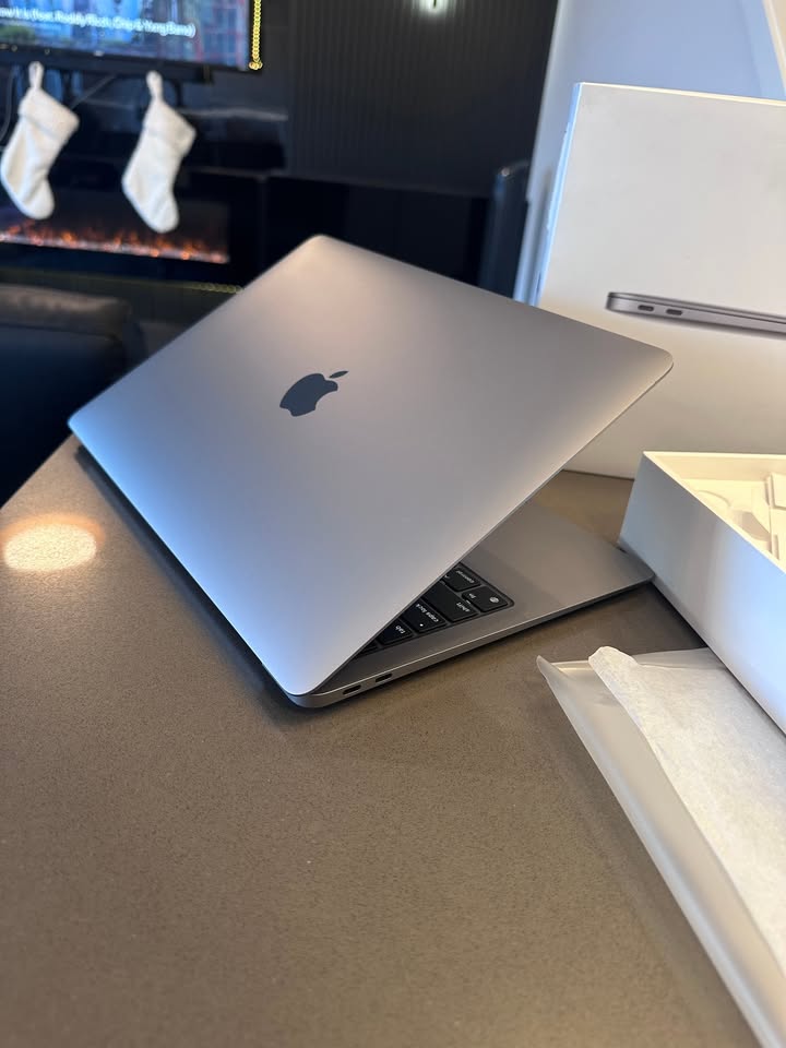 2020 Apple Macbook Air Space Grey- M1/ English  100% Batt macOS Sequoia