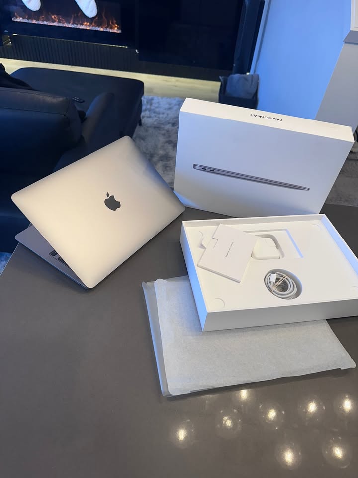 2020 Apple Macbook Air Space Grey- M1/ English  100% Batt macOS Sequoia