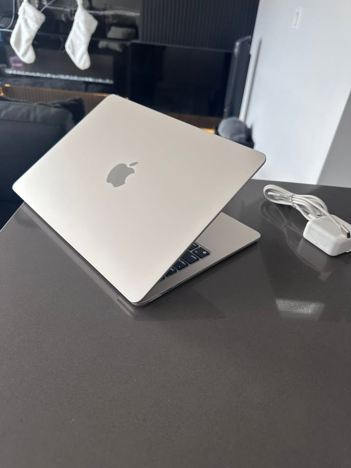 2022 Apple Macbook Air 13.6" Starlight/ M2/100% Batt/macOS Sequoia