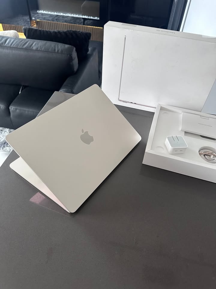 2024 Apple Macbook Air 15" Starlight/ M3 /100% Battery/2 Cycles