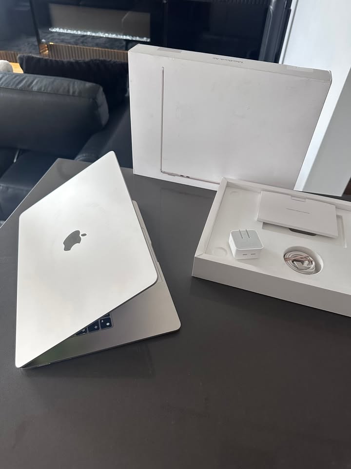 2024 Apple Macbook Air 15" Starlight/ M3 /100% Battery/2 Cycles