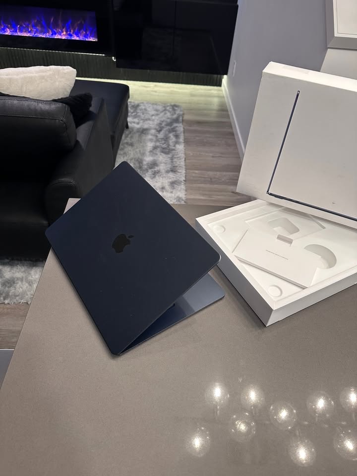 2024 Apple Macbook Air 15"/ M3 /100% Battery/3 Cycles/